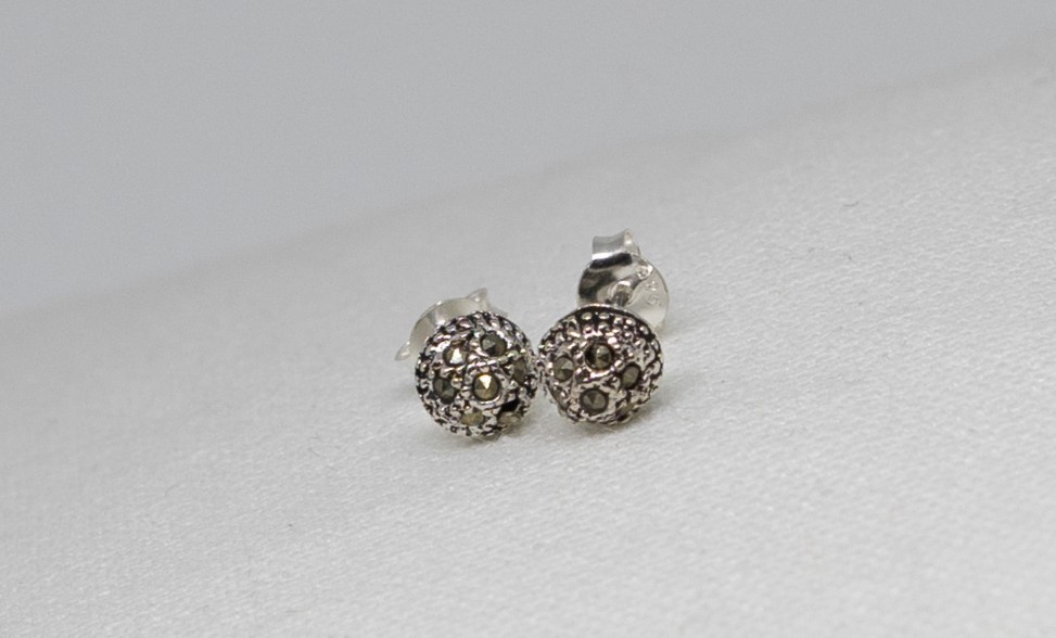 SEMI ESFERA CON CIRCONITA. EN PLATA DE LEY